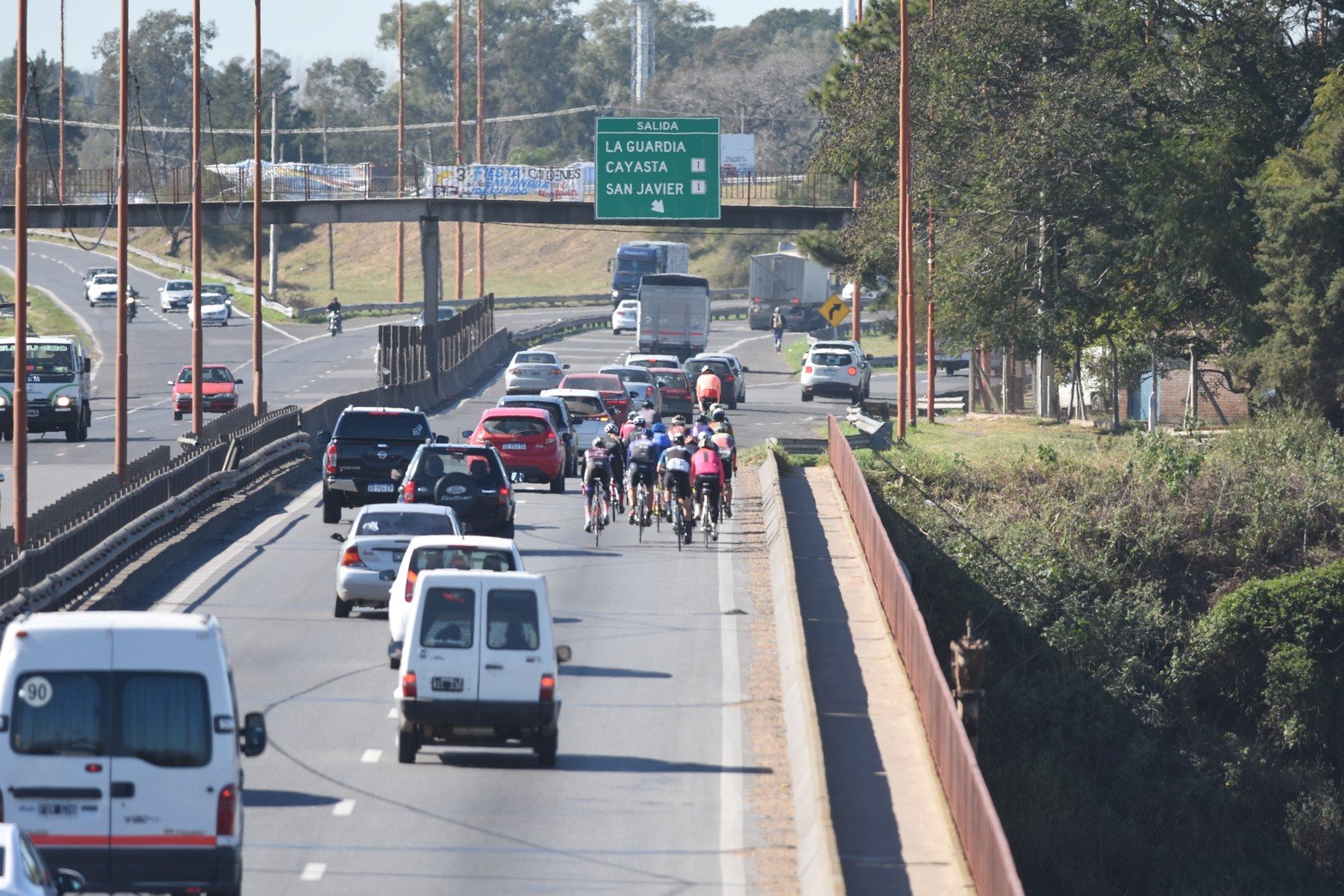 “Entrenaban” en la autovía 168 y generaban un riesgo vial. Eran motivo de preocupación las caravanas de ciclistas que, ocupando buena parte de la calzada, llegaban hasta el acceso al Túnel Subfluvial y regresaban luego a la ciudad capital.