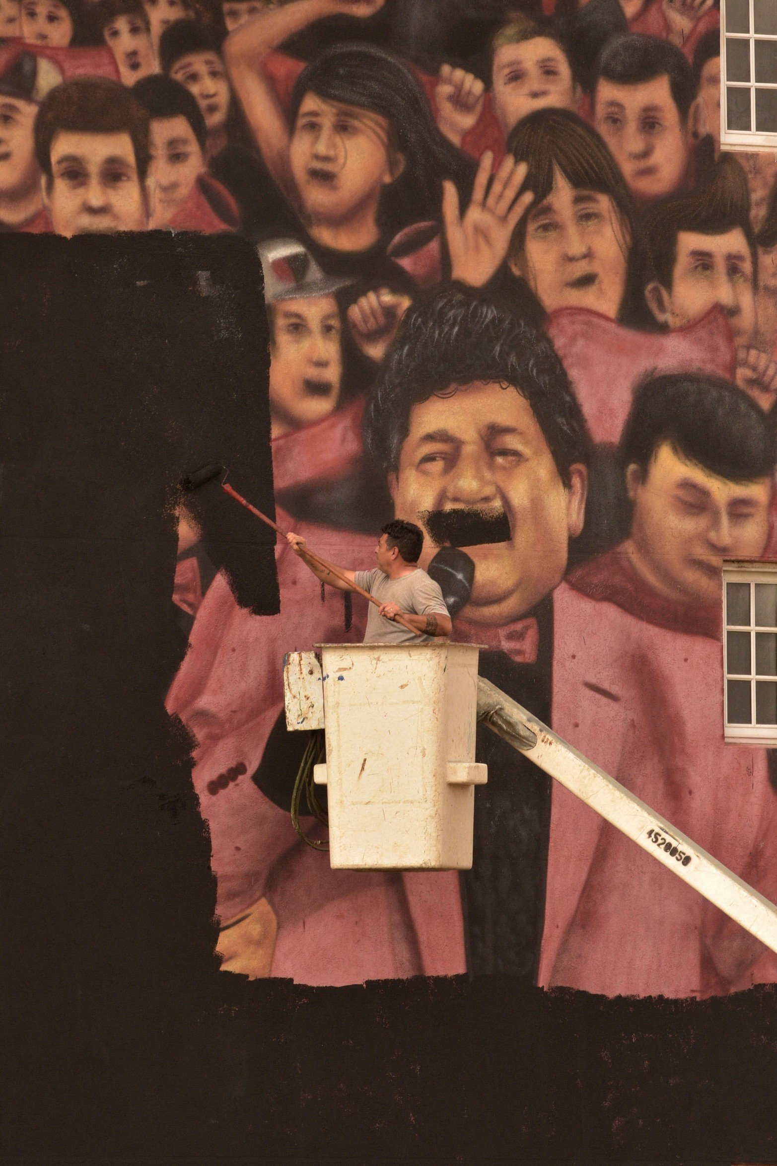 Polémica decisión. El club Colón tapó el mural conmemorativo de la final de la Copa Sudamericana de 2019, luego de que apareciera una foto en Twitter del ex presidente sabalero Germán Lerche con Marcos Camino.