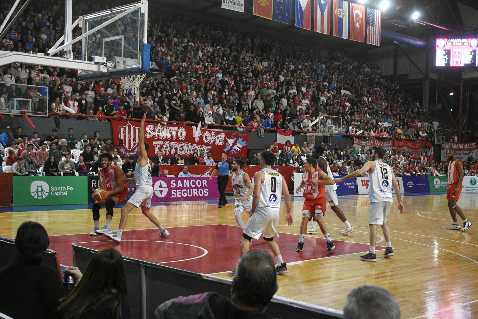 Unión y una proeza histórica en el básquet. Con un lleno total del estadio, el equipo rojiblanco logró mantener la categoría para seguir un año más en la elite del baloncesto.