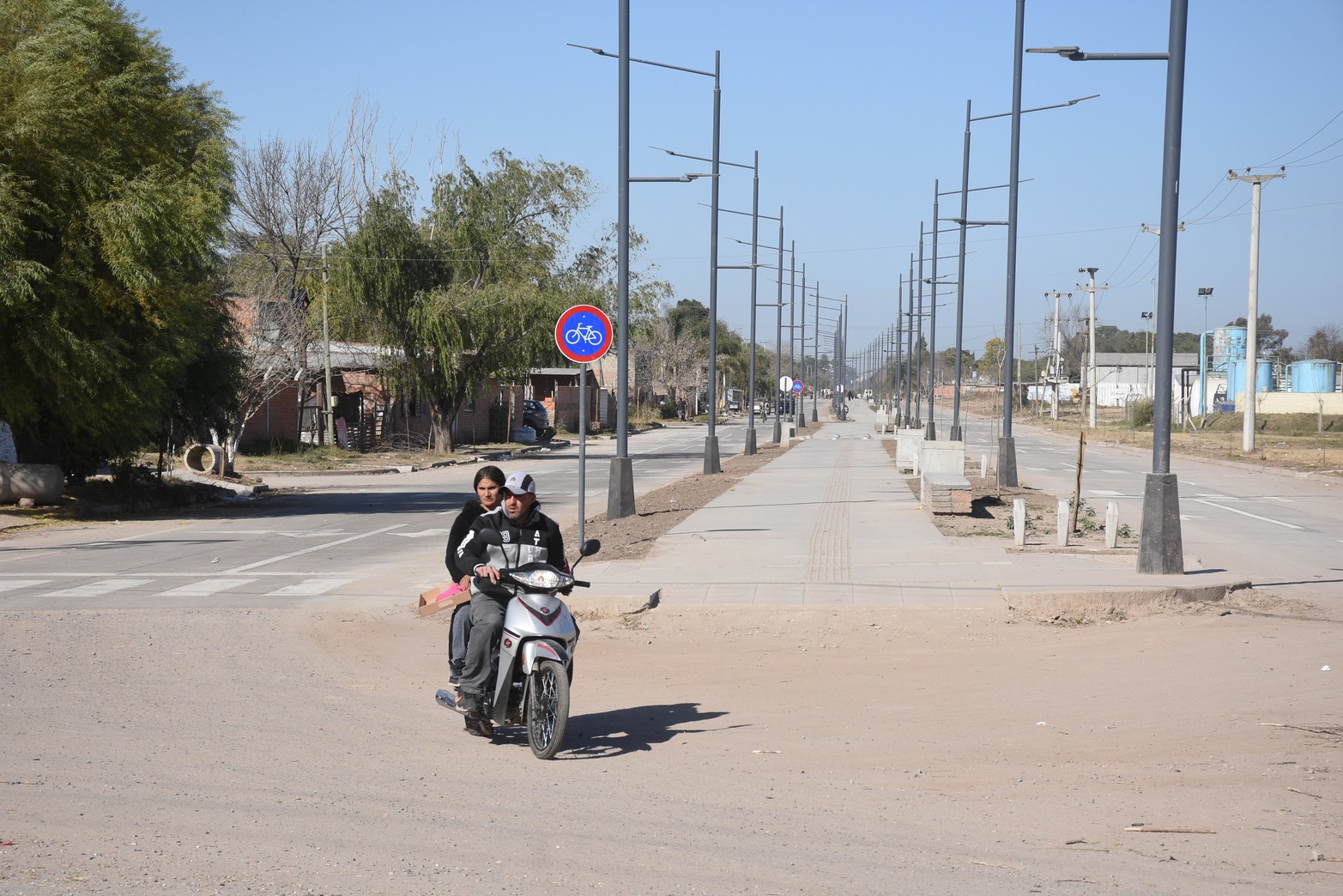 De zanjón a bulevar. Se materializa la primera etapa de la obra de transformación de Camino Viejo a Esperanza. Más de 15 mil vecinos de los barrios 20 de Junio, Santo Domingo, Juana Arzuduy, Juventud del Norte y San Ignacio de Loyola Sur de nuestra ciudad serían los beneficiarios.