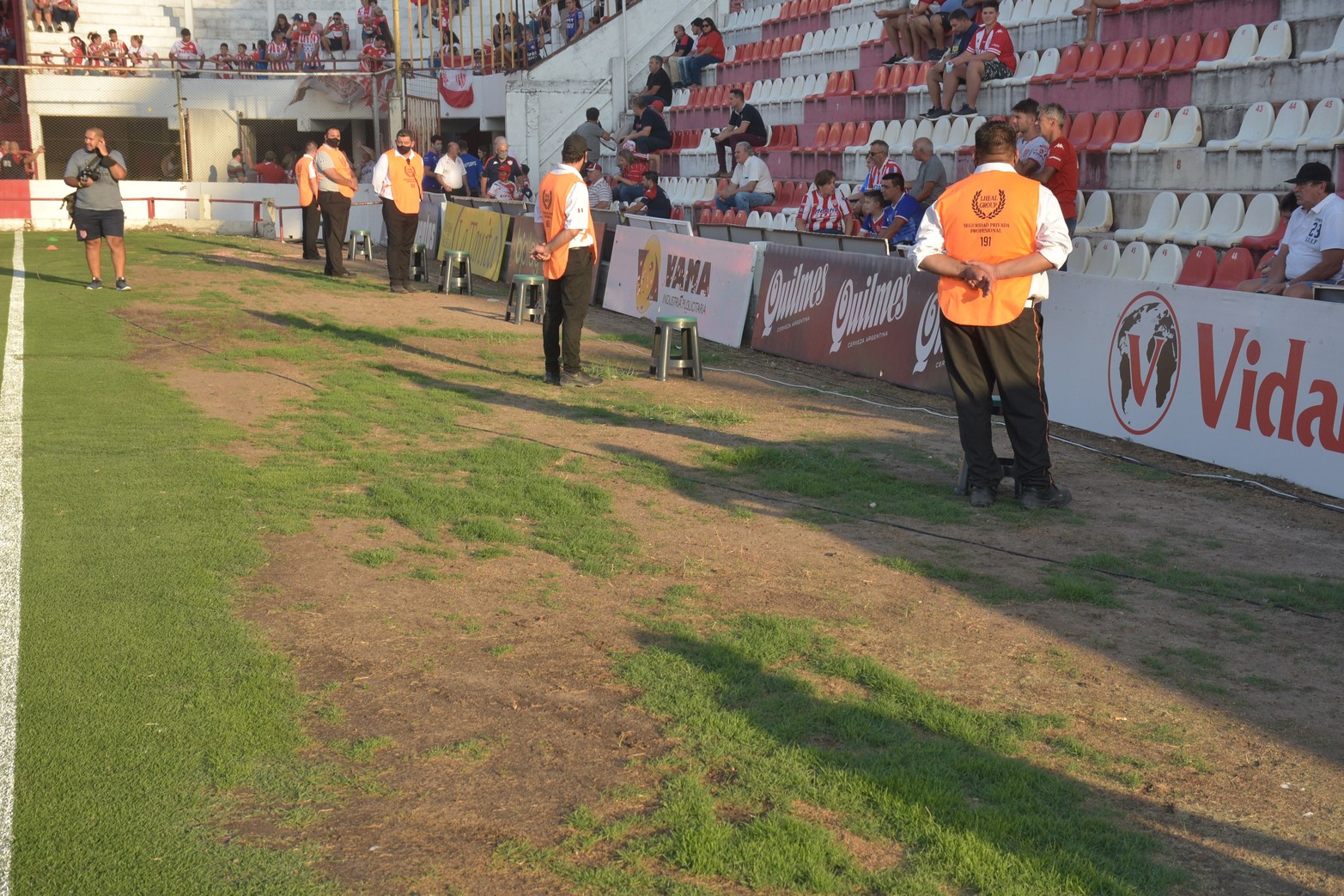. Nueva fisonomía en la cancha de Unión. Debido a las exigencias de la Conmebol para disputar la Copa Sudamericana, Unión debió eliminar el antiguo foso de agua de la platea de bulevar Pellegrini.