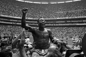 (221229) -- SAO PAULO, 29 diciembre, 2022 (Xinhua) -- Imagen proveída por ZUMAPRESS del 21 de junio de 1970 de Edson Arantes do Nascimento "Pelé", de Brasil, festejando al término del partido correspondiente a la final entre Brasil e Italia, en la Copa Mundial de la FIFA 1970, en la Ciudad de México, capital de México. El ex astro brasileño "Pelé", tricampeón mundial de fútbol, falleció el jueves a los 82 años en un hospital de Sao Paulo, víctima de cáncer de colon, informaron de manera oficial sus médicos. (Xinhua/Sven Simon/Imago/ZUMAPRESS) (ra) (vf)