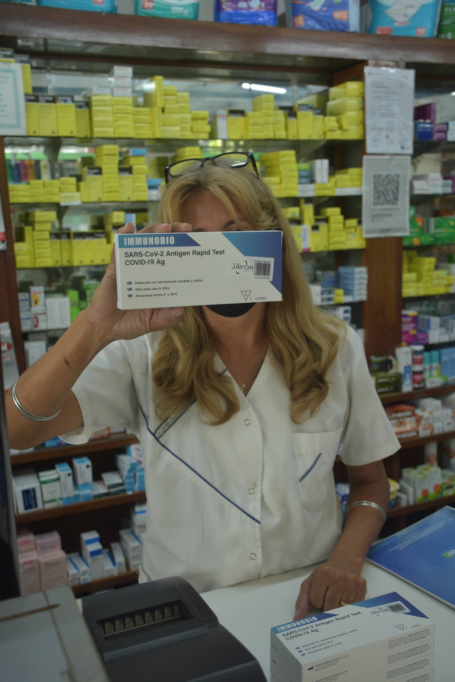 El autotest se comenzó a vender en las farmacias. En la primera semana desde su implementación, se detectaron 2.328 casos de Covid mediante su uso en la provincia. Para febrero, se llevaban vendidos 146 de estos tests rápidos en la ciudad, con un 40% de positividad.