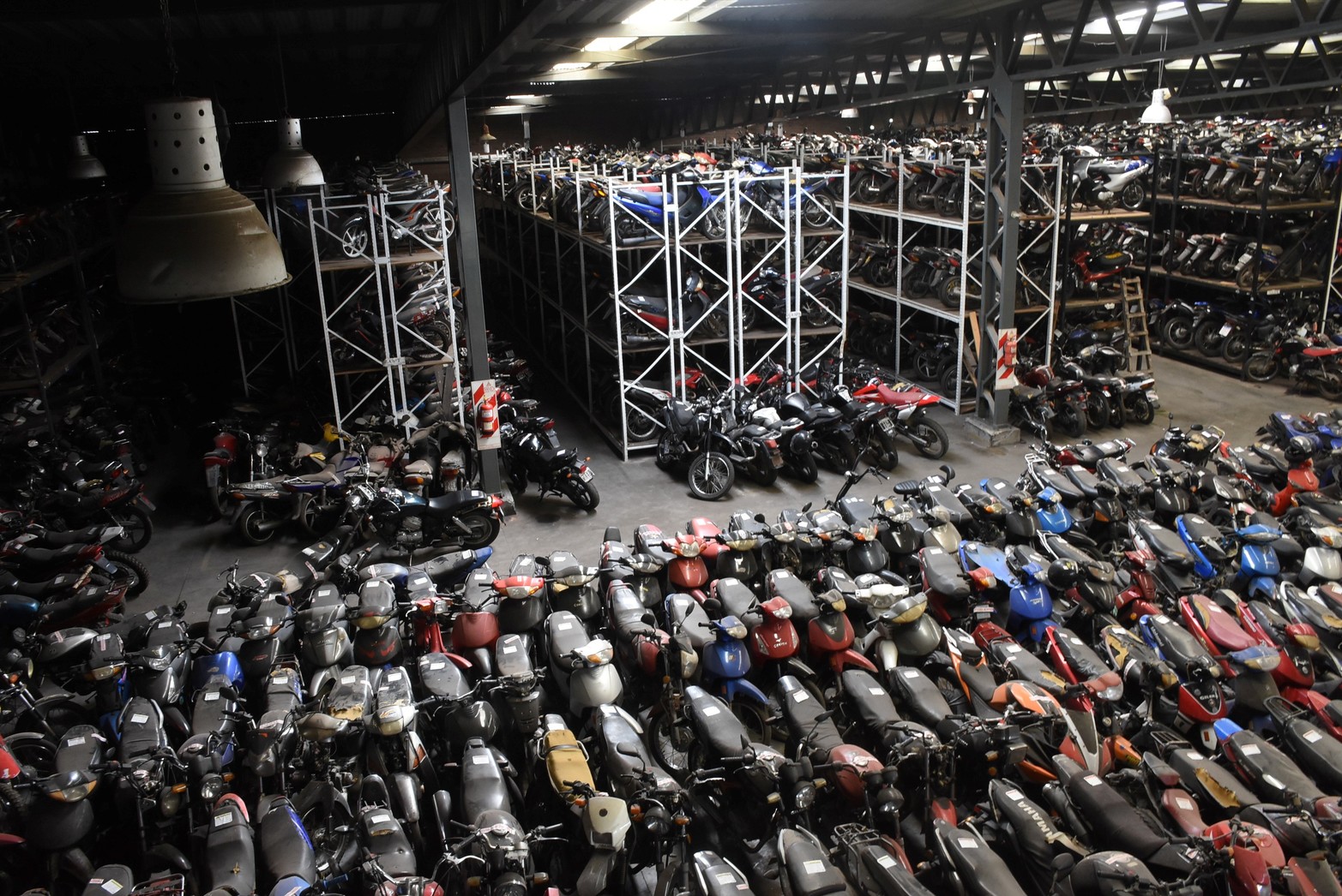 Retenidas y abandonadas. Motos, motos y más motos… En abril comenzó a implementarse la medida que permitiría a la Policía provincial retener motos. El corralón de la Municipalidad estaba lleno y el depósito judicial era un gran “cementerio”. Foto Flavio Raina