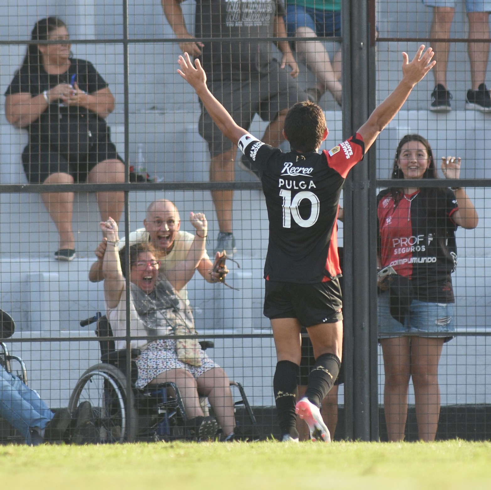 La foto que se hizo viral. Luis Miguel Rodríguez, Jésica Mastrocola y su papá Rubén lograron emocionar al hincha de fútbol con esta foto del reportero gráfico de este diario en el partido entre Colón y Godoy Cruz jugado en Paraná.