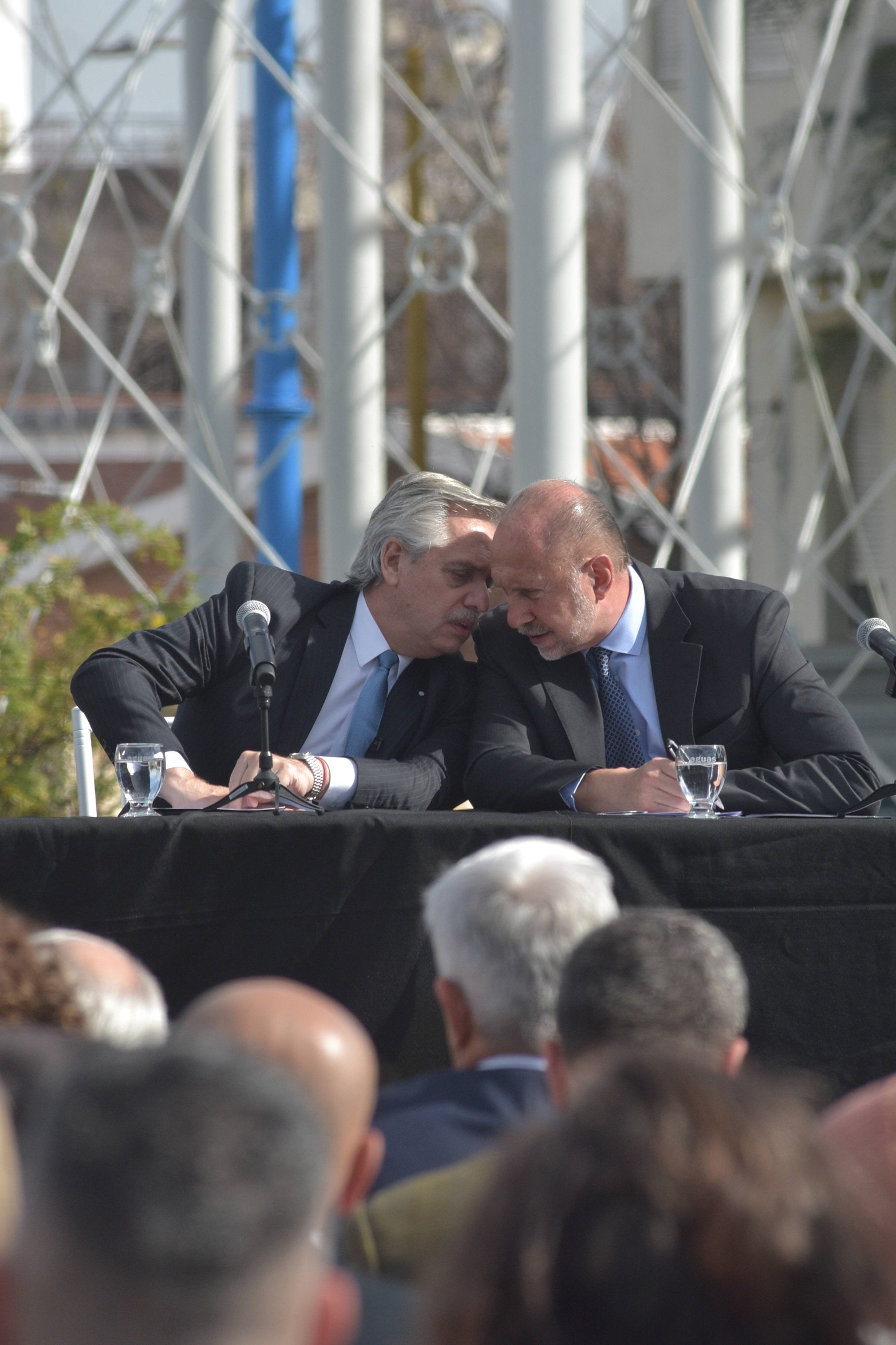 Secreto de presidente y gobernador. La visita del primer mandatario Alberto Fernández a la planta potabilizadora de Aguas Santafesinas dejó postales como ésta, junto al gobernador Omar Perotti.