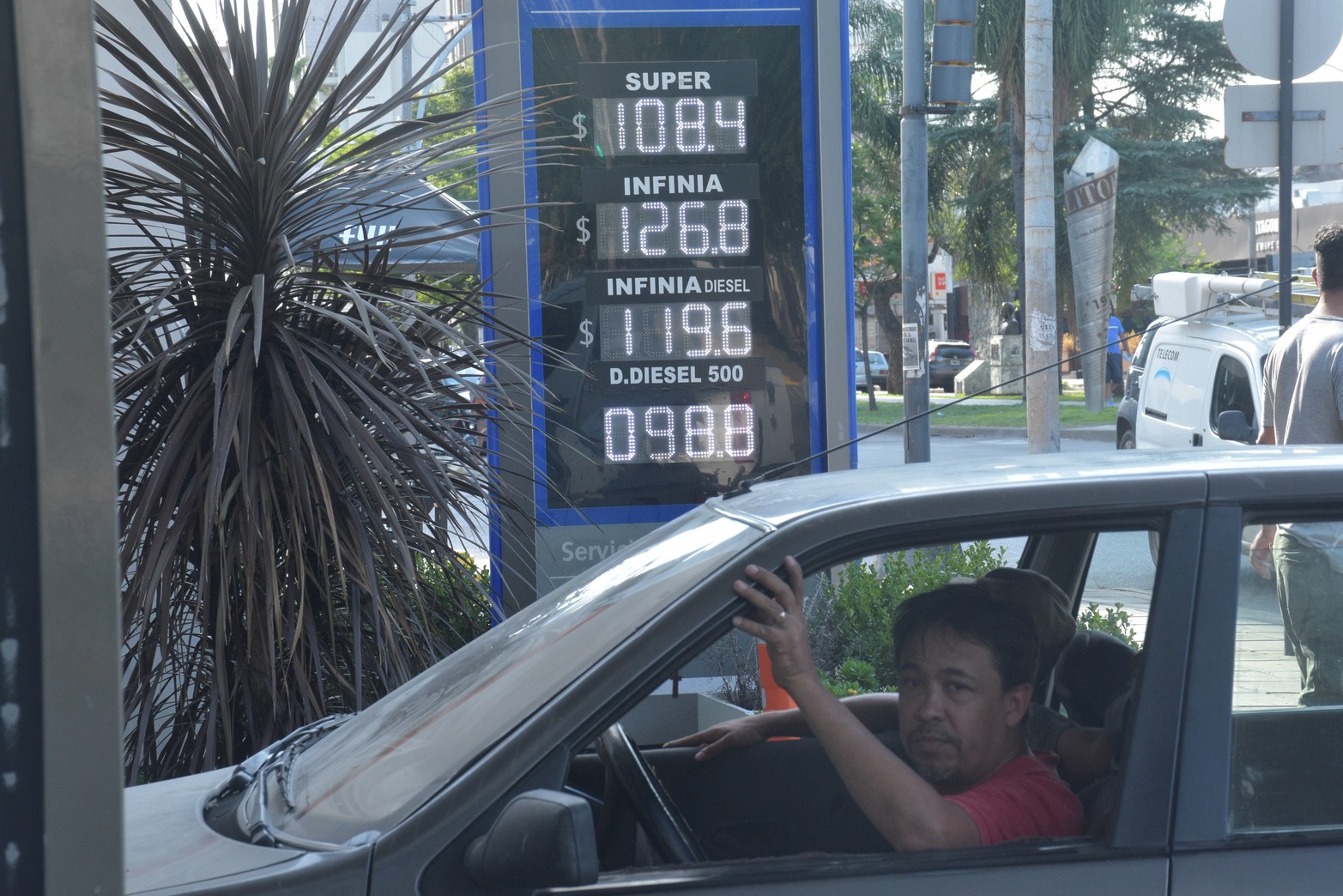 Aumentó la nafta. Luego de ocho meses sin subir sus precios, YPF aplicó un aumento de 9 y 11 por ciento a sus combustibles. Los valores que se tenían hasta el martes 1 de febrero se mantenían congelados desde mayo de 2021. Foto Flavio Raina