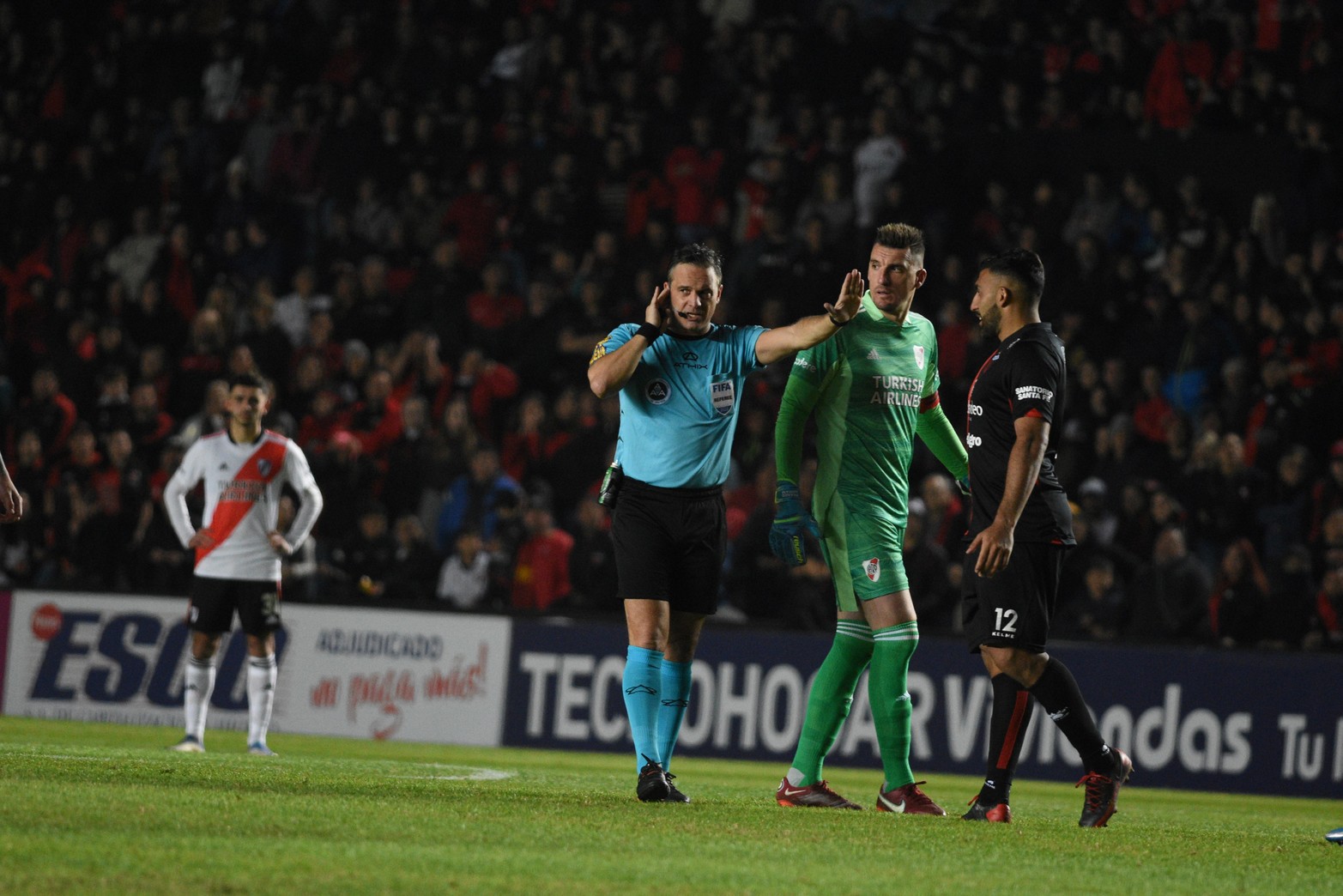 La visita de River a la cancha de Colón dejó perlitas que quedarán en la historia. No solo por los partidos que Colón le llevaba ganados a su poderoso rival, sino porque el VAR se tomó su tiempo para definir si el delantero Ramón Ábila de Colón estaba o no adelantado en el gol del triunfo.