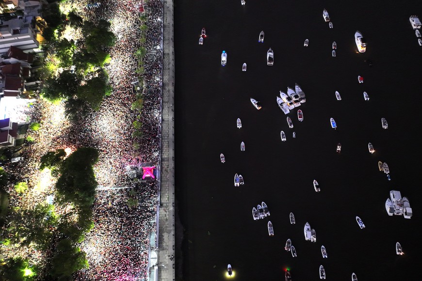 Histórica convocatoria. La celebración de los 449 años de la ciudad de Santa Fe convocó, según el municipio, a 120 mil personas en la Costanera Oeste. El buen clima y el festejo de los 50 años del grupo Los Palmeras junto a invitados especiales le dieron música y color a una tarde-noche que quedará en la historia