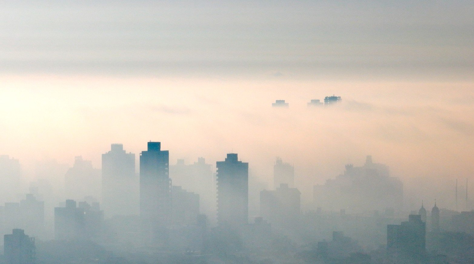 La niebla y varios días grises. Fue de lunes a jueves que la región vivió un fenómeno pocas veces visto. El Servicio Meteorológico Nacional comunicó un alerta violeta por las intensas nieblas que dejaron por unos cuantos días a la ciudad sin sol.