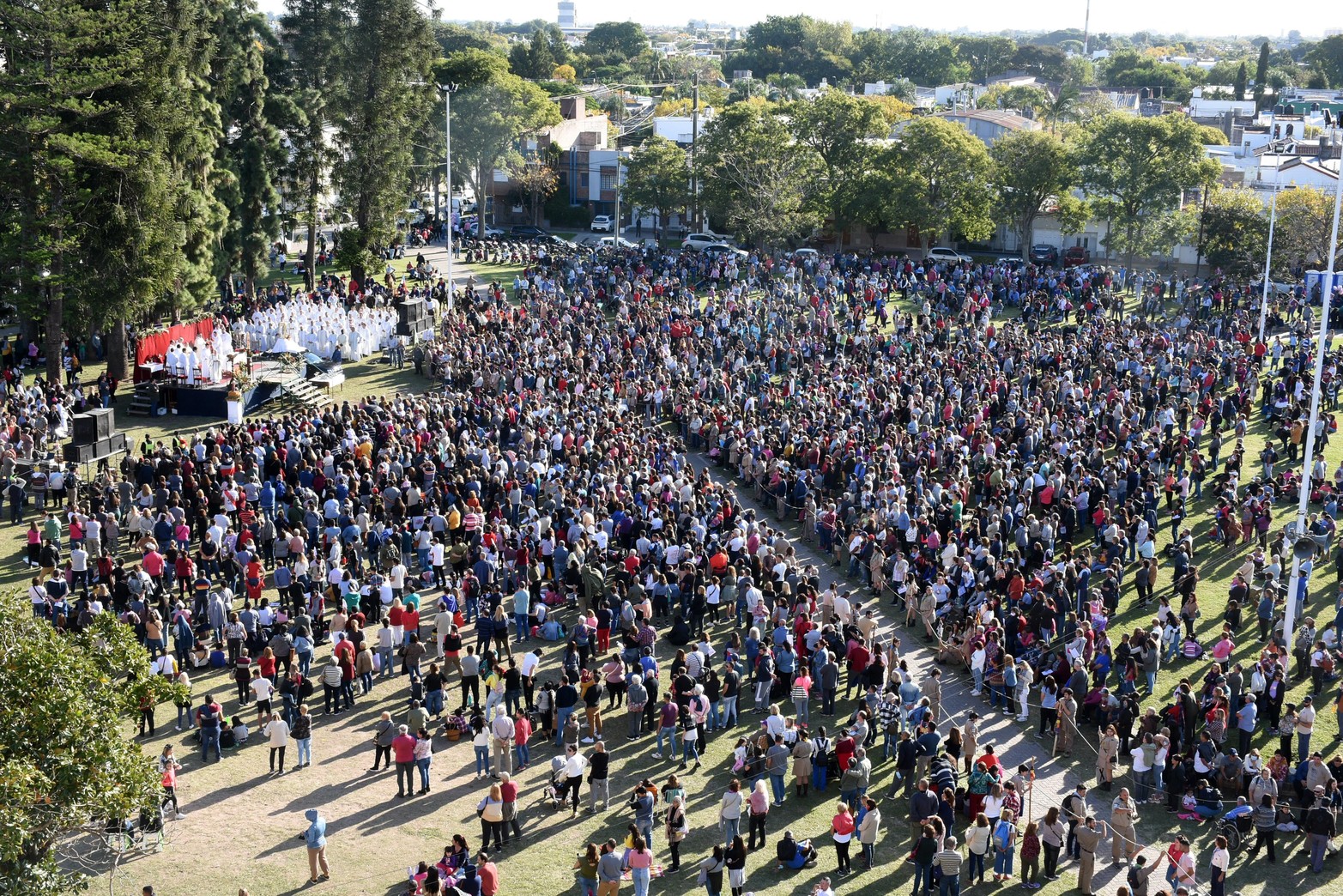 03. La fiesta de Guadalupe volvió a tener su celebración en la plaza. Tras 42 años, la imagen original de la Virgen salió del templo y encabezó la peregrinación y la misa principal del domingo.