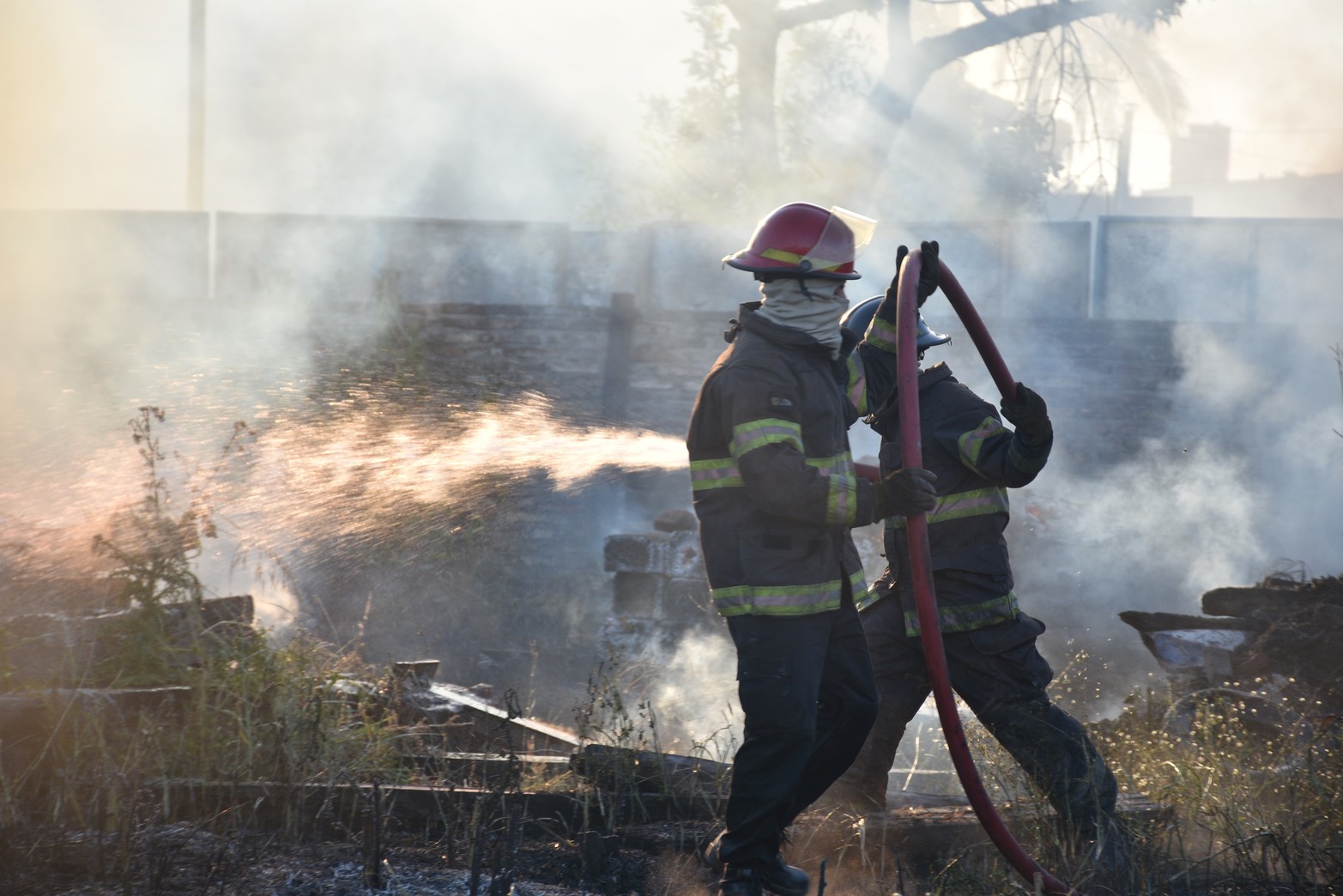 Incendio en predio del ferrocarril, en Candioti Norte. Foto: Manuel Fabatía