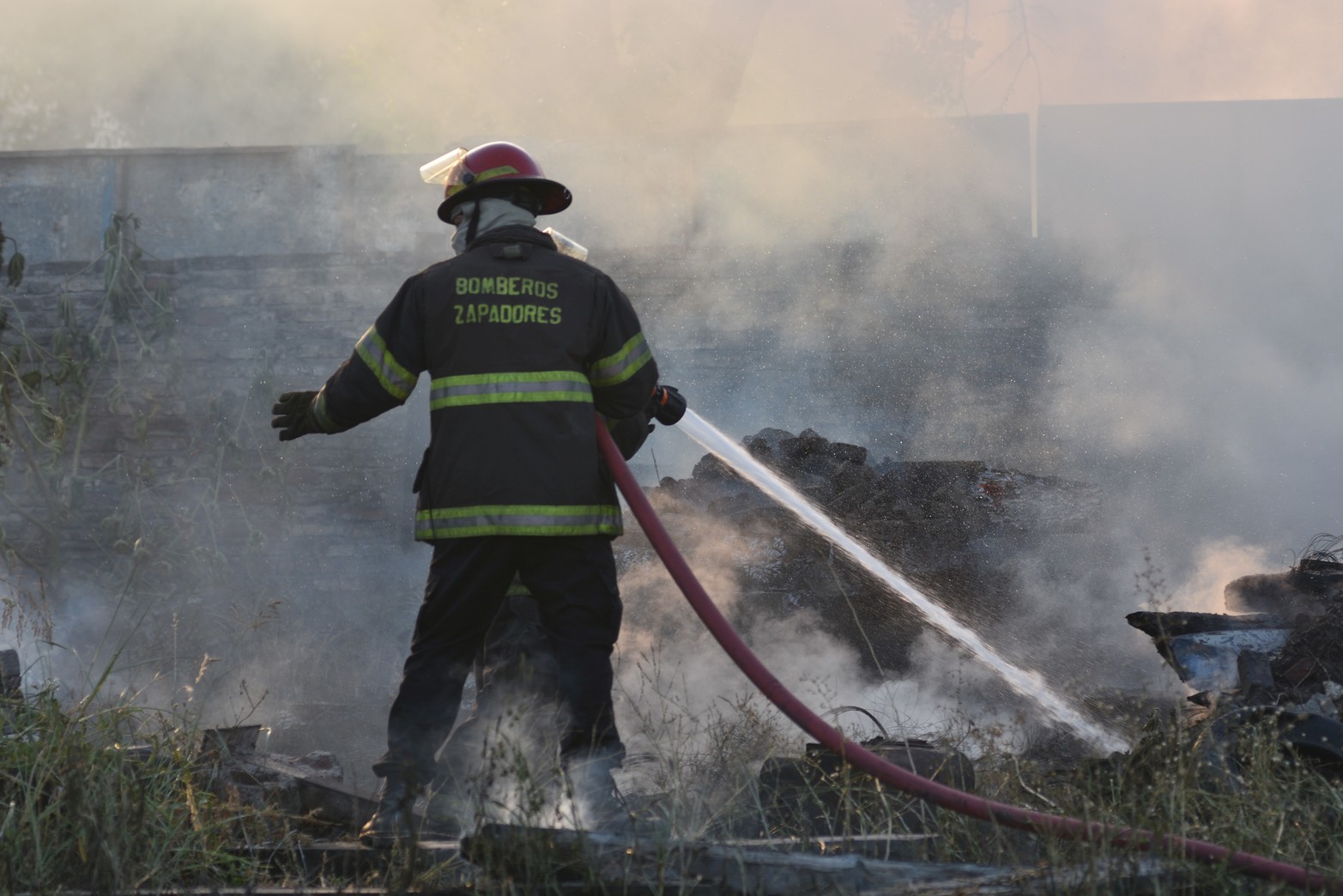 Incendio en predio del ferrocarril, en Candioti Norte. Foto: Manuel Fabatía