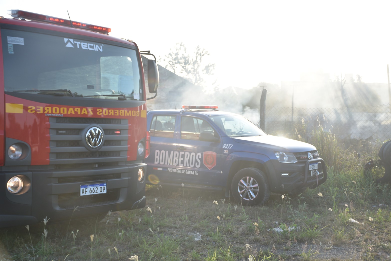 Incendio en predio del ferrocarril; bomberos Zapadores en el lugar. Foto: Manuel Fabatía