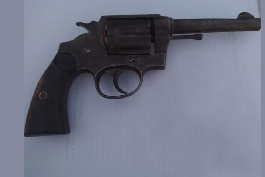 Los impactos de los balazos en el parabrisas del móvil policial. Crédito: El Litoral