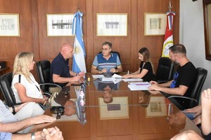 "Venimos haciendo un trabajo coordinado con el Aero Club de Rafaela, una institución que tiene diversas actividades en el lugar. Así que, de este modo, hicimos la renovación del convenio por 10 años más para la sesión de los diferentes usos de los espacios del Club", indicó Bárbara Chivallero. Foto: Municipalidad