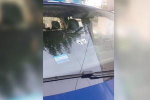 Los impactos de los balazos en el parabrisas del móvil policial. Crédito: El Litoral