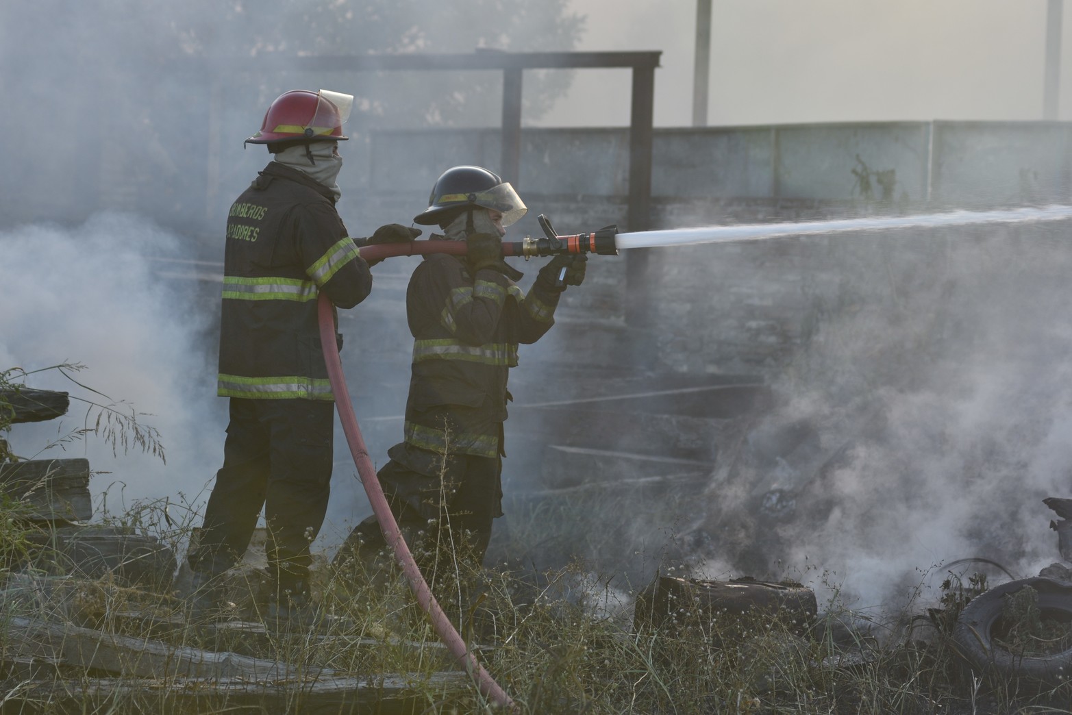 La inmediata intervención de los bomberos logró extinguir el siniestro. Foto: Manuel Fabatía