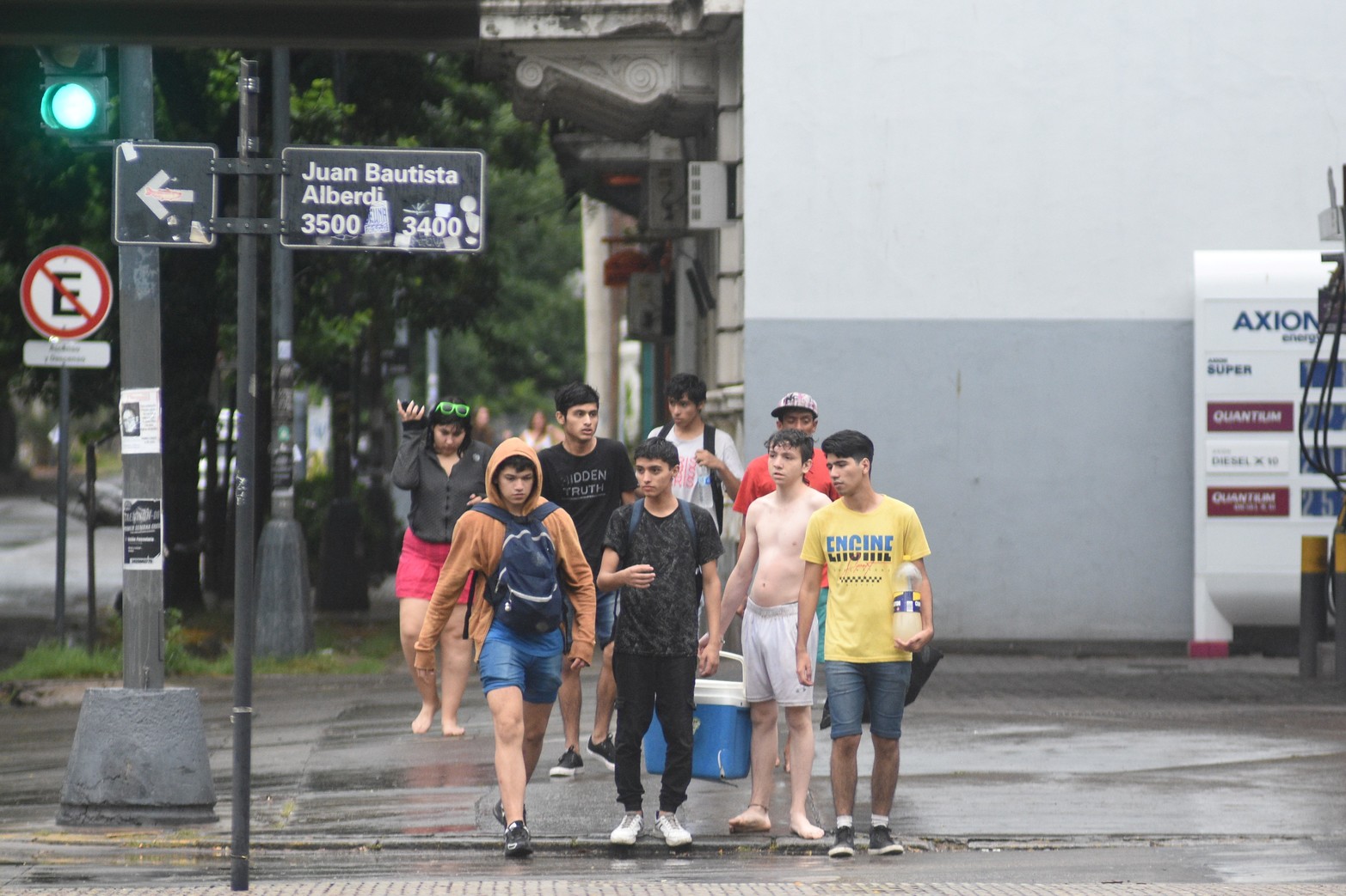 El retorno a casa mojado y sin movilidad, conseguir transporte una odisea. Foto Flavio Raina