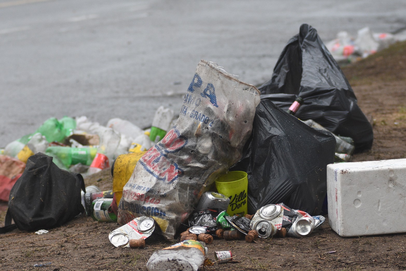 La basura se junta de la calle y se embolsa para su traslado. Así quedó la costanera después de los festejos. Foto Flavio Raina
