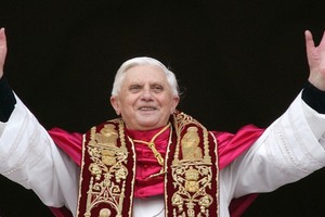 El Papa Benedicto XVI, Cardenal Joseph Ratzinger de Alemania, saluda desde un balcón de la Basílica de San Pedro en el Vaticano después de ser elegido por el cónclave de cardenales, el 19 de abril de 2005. Créditos:  Max Rossi/ Reuters