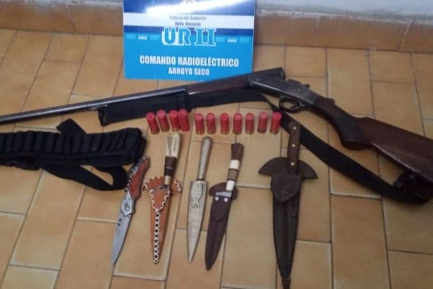 Además lograron secuestrar armas blancas, réplicas de pistolas y revólveres convencionales, numerosas municiones de varias dimensiones, estupefacientes y explosivos.  Créditos: Relaciones Policiales