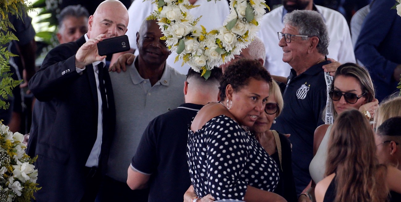 Polémica por la selfie de Gianni Infantino a metros del cuerpo de Pelé en el funeral