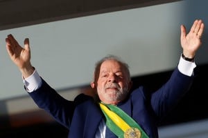 Brazil's President Luiz Inacio Lula da Silva greet supporters at the Planalto Palace, in Brasilia, Brazil, January 1, 2023. REUTERS/Adriano Machado