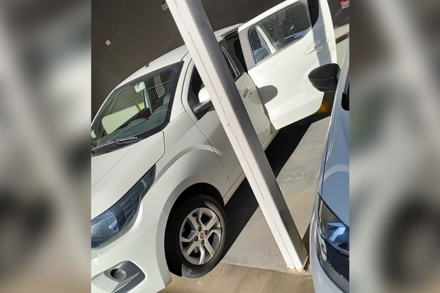 Un auto Fiat color blanco apareció con una de sus puertas abiertas -sin violencia- y la guantera revuelta.