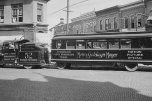 El célebre “tren sin rieles” en la ciudad estadounidense de Waukesha en 1925, pocos meses después de iniciar la travesía que lo llevaría a Santa Fe. FOTO: Warren S. O’Brien / University of Wisconsin