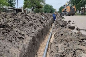 “En total la obra tendrá una inversión final de 120 millones de pesos. Ya depositaron los 80 millones de pesos del gobierno santafesino. Además se adquirió una nueva escabadora para acoplar a la maquinaria Bob-Cat que posee la comuna. Se utilizará en la colocación de caños en la nueva red de Agua Potable. El plazo de obra es de seis meses”, añadió el Jefe Comunal . Foto: Archivo