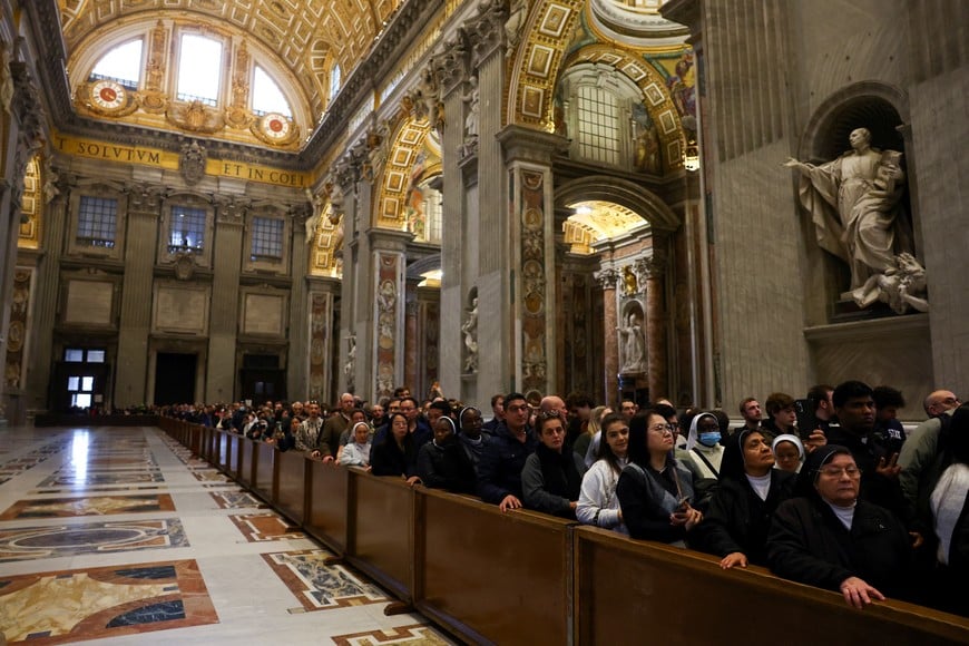 Faithful queue to pay homage to former Pope Benedict in St. Peter's Basilica at the Vatican, January 2, 2023. REUTERS/Kai Pfaffenbach