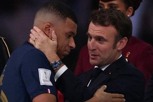 El astro francés Kylian Mbappé y Emmanuel Macron en la final del Mundial de Fútbol Qatar 2022.  Crédito: Archivo El Litoral.