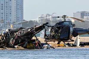 El choque de dos helicópteros en pleno vuelo deja al menos cuatro muertos. Crédito: Dave Hunt / EFE.