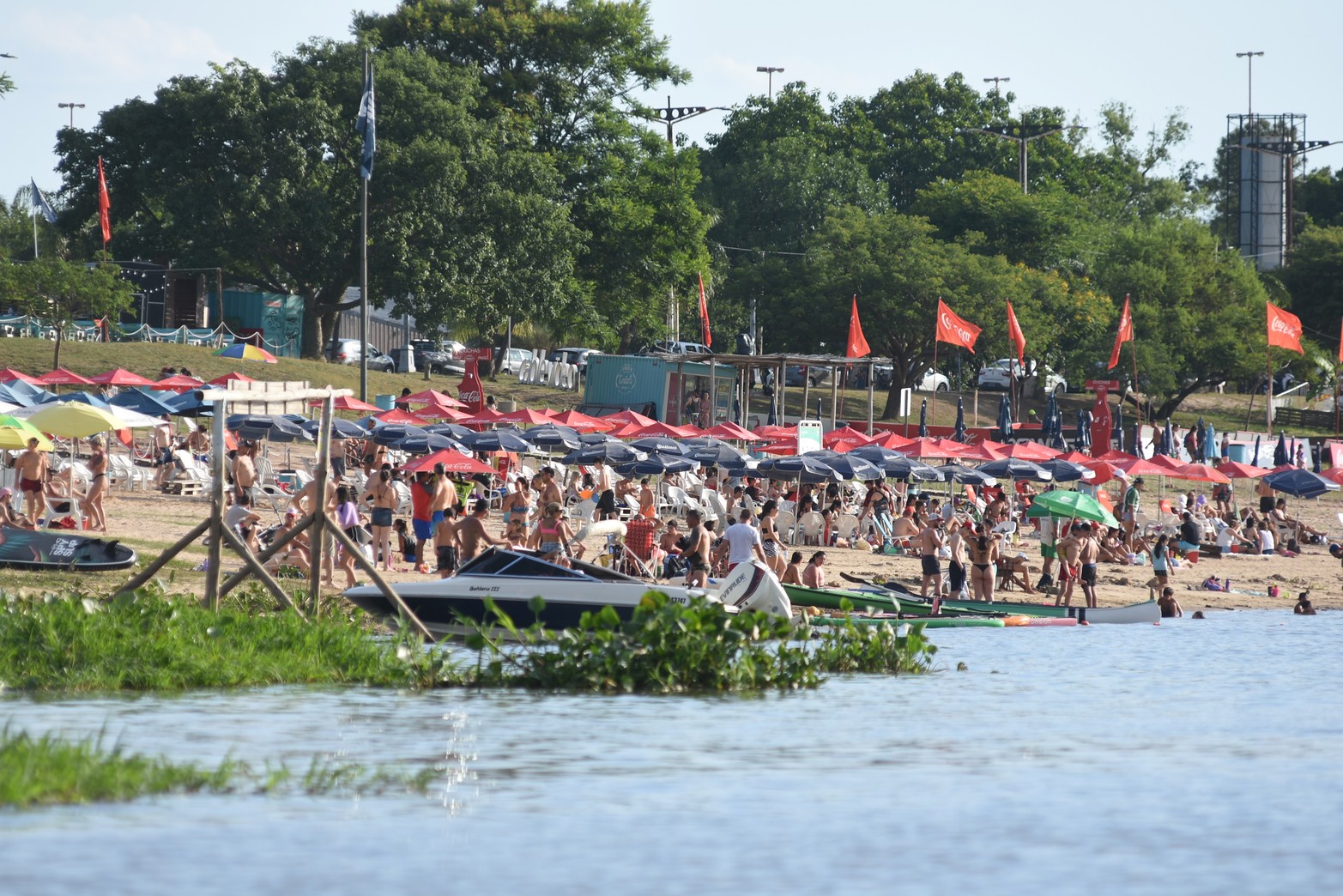 Tarde de playa en el balneario Costanera Este. Foto: Manuel Fabatía
