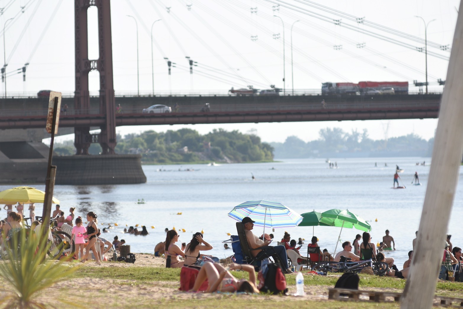 Tarde de playa en el balneario Costanera Este. Foto: Manuel Fabatía