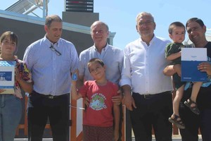 El acto fue encabezado por el secretario de Hábitat provincial, Amado Zorzón; los senadores por el departamento Castellanos, Alcides Calvo, y el presidente comunal de Bella Italia, Héctor Perotti. Foto: Gobierno