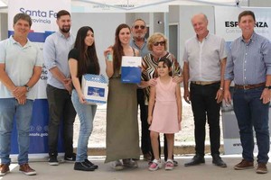 “Estas 6 viviendas que entregamos hoy y otras 57 que estamos gestionado bajo el mismo programa, son un ejemplo alentador", manifestó Meiners. Foto: Municipalidad