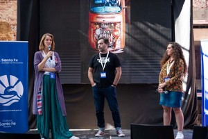 El equipo del largometraje "Cora": Erica Rozek y Mauricio Minotti (dirección) y Eugenia Ferrer (producción).