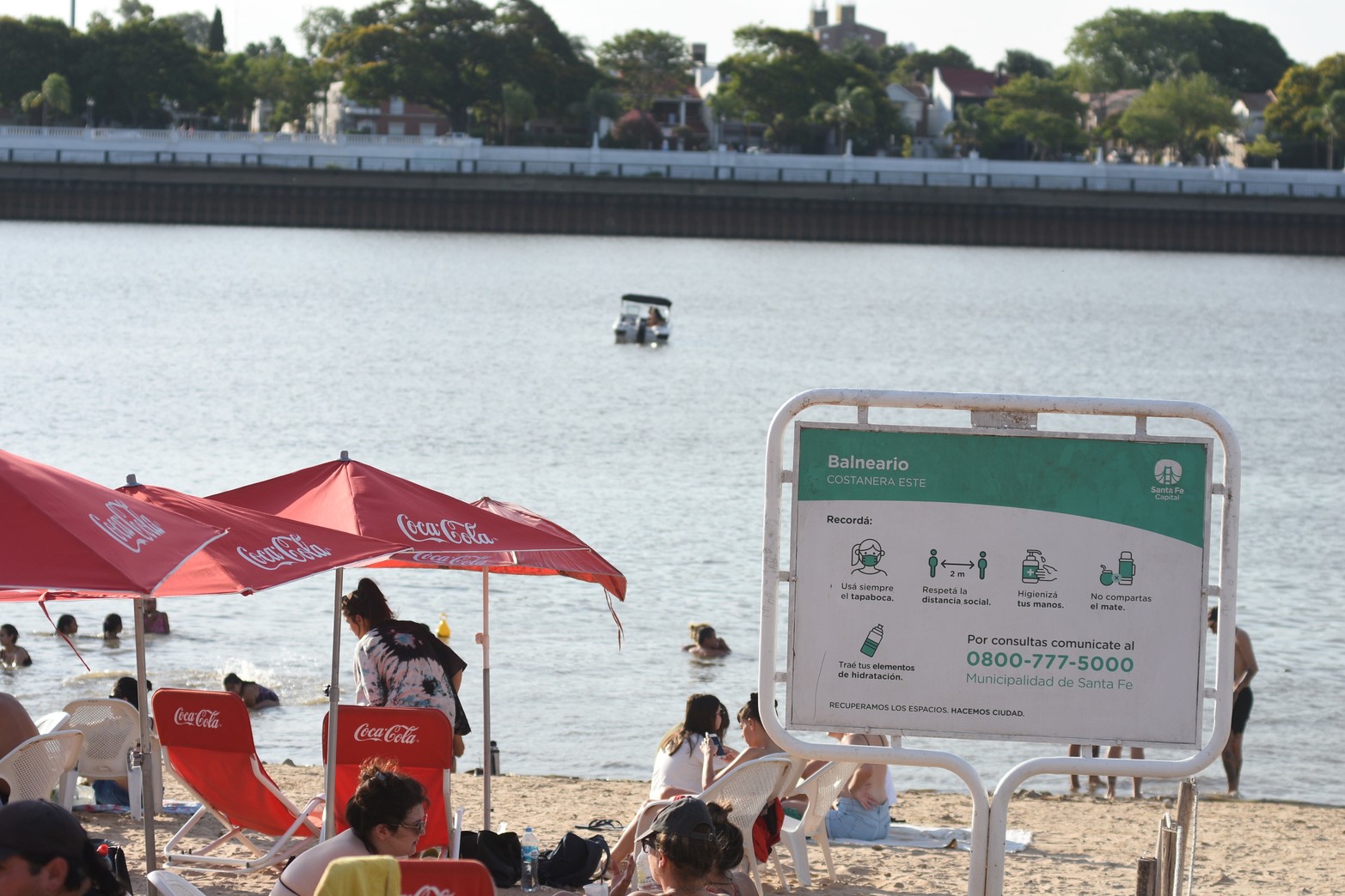 Tarde de playa en el balneario Costanera Este. Foto: Manuel Fabatía