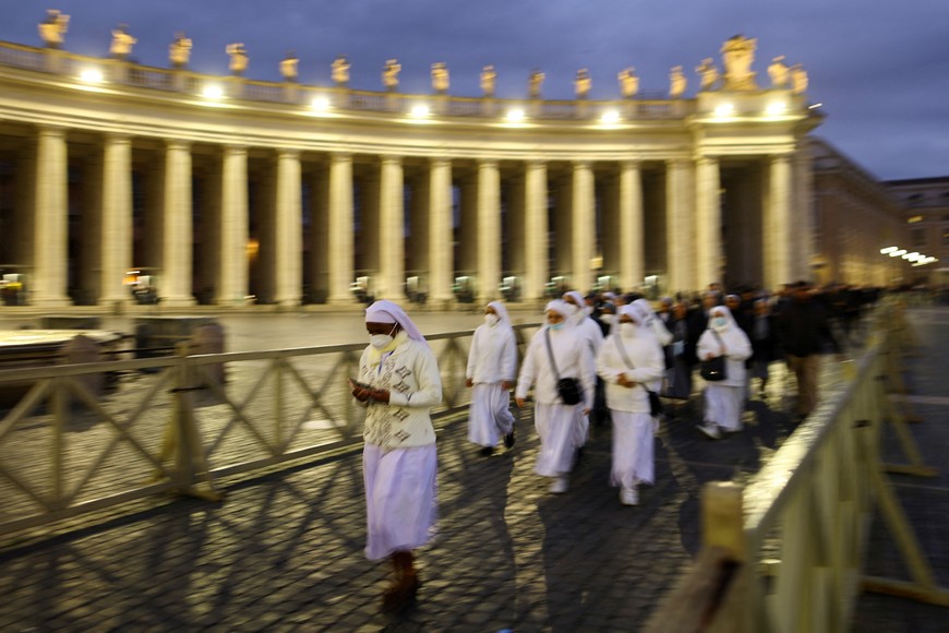 Faithful walk to queue in St. Peter's Square in order to pay respects to former Pope Benedict, lying in state in St. Peter's Basilica, at the Vatican January 3, 2023. REUTERS/Kai Pfaffenbach