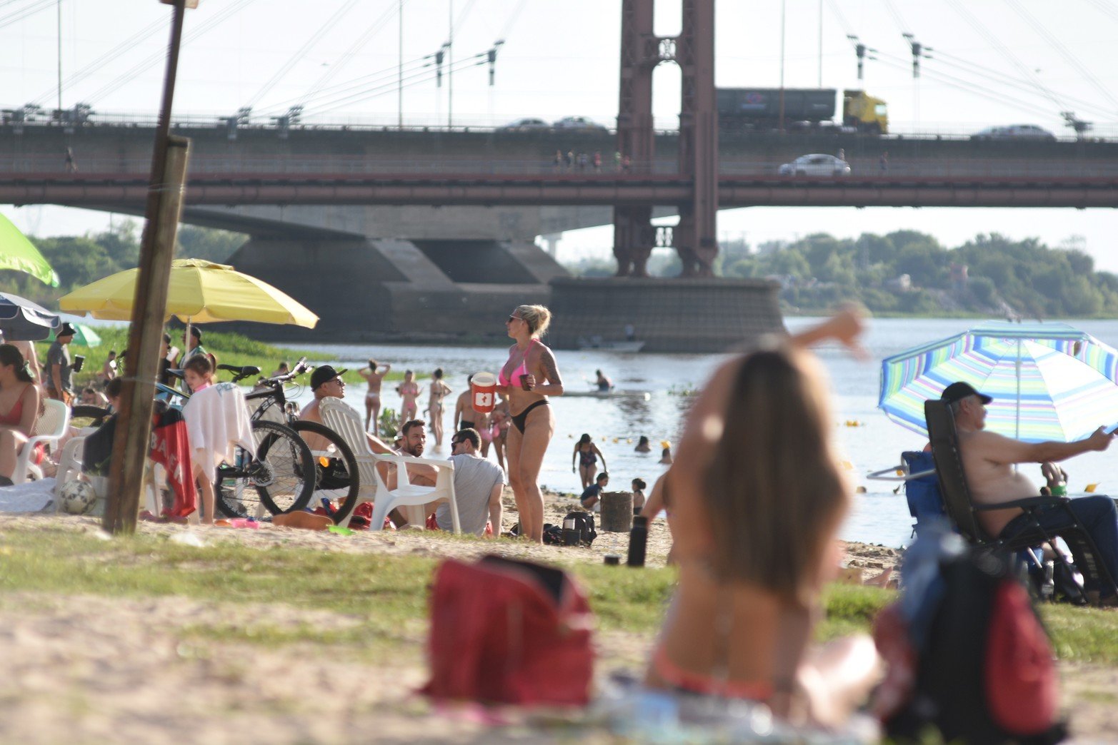 Tarde de playa en el balneario Costanera Este. Foto: Manuel Fabatía
