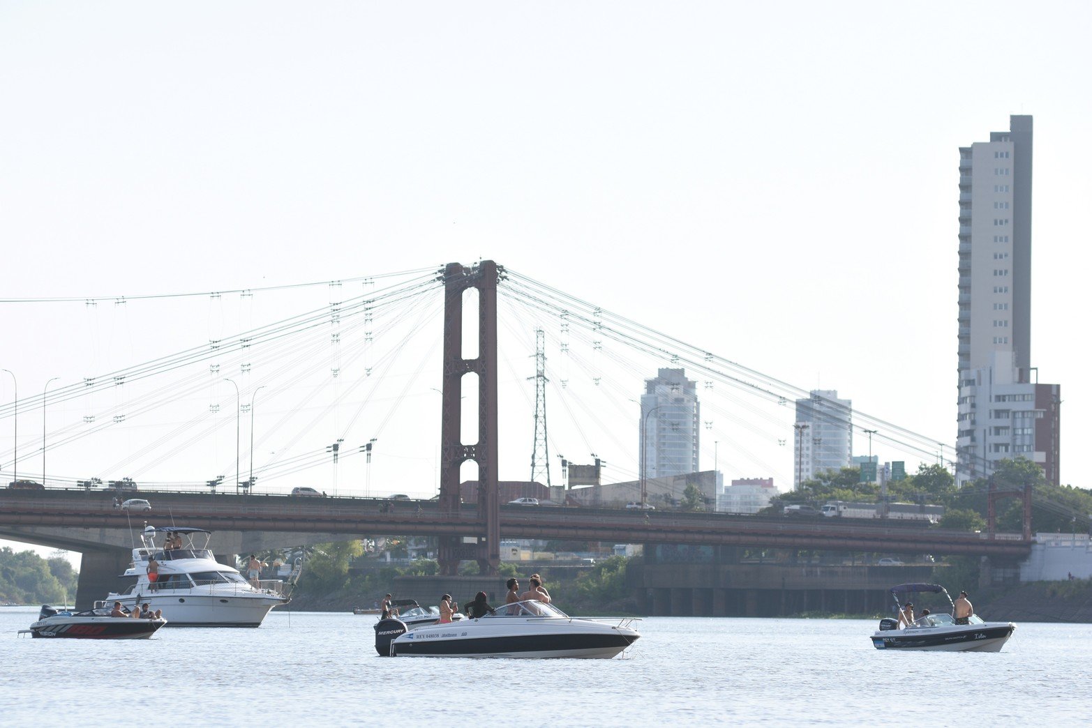 Tarde de playa en el balneario Costanera Este. Foto: Manuel Fabatía