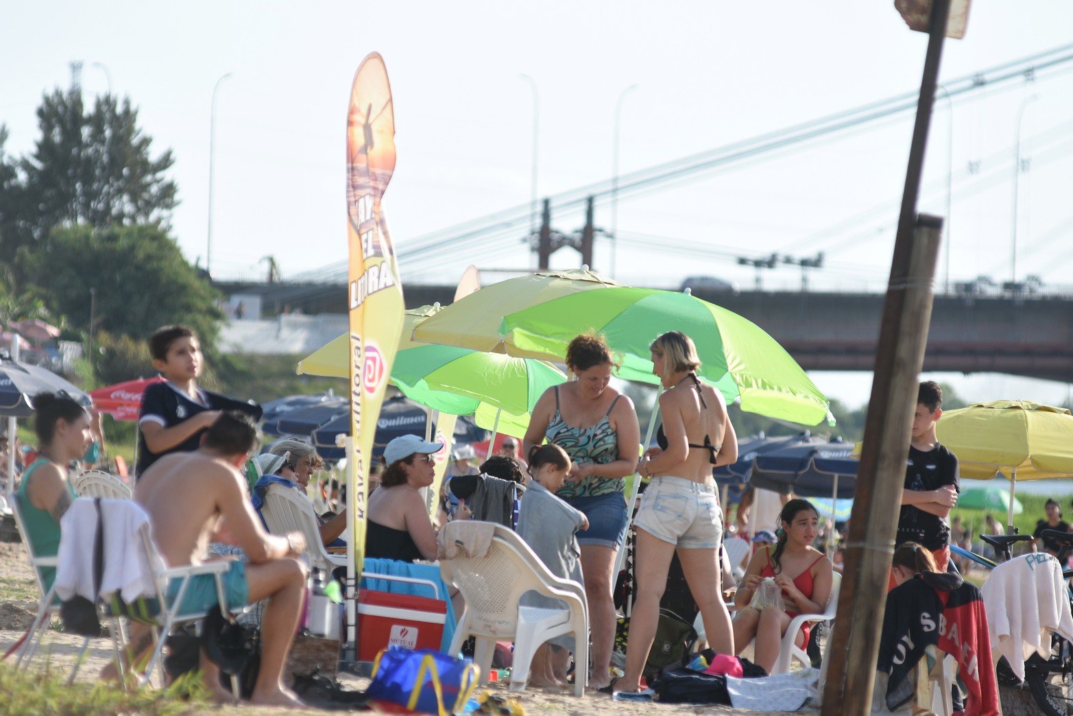 Tarde de playa en el balneario Costanera Este. Foto: Manuel Fabatía