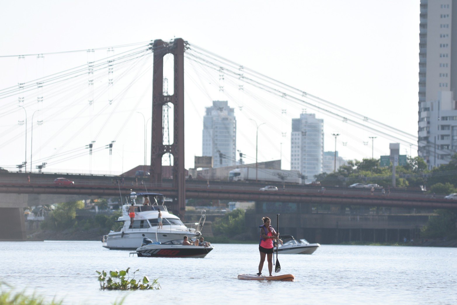 Tarde de playa en el balneario Costanera Este. Foto: Manuel Fabatía