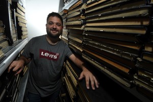 Como pez en el agua. En su visita al diario, el mejor promedio de historia se dio el gusto de navegar unos minutos en los ríos de tinta que hacen los archivos de El Litoral. Crédito: Mauricio Garín