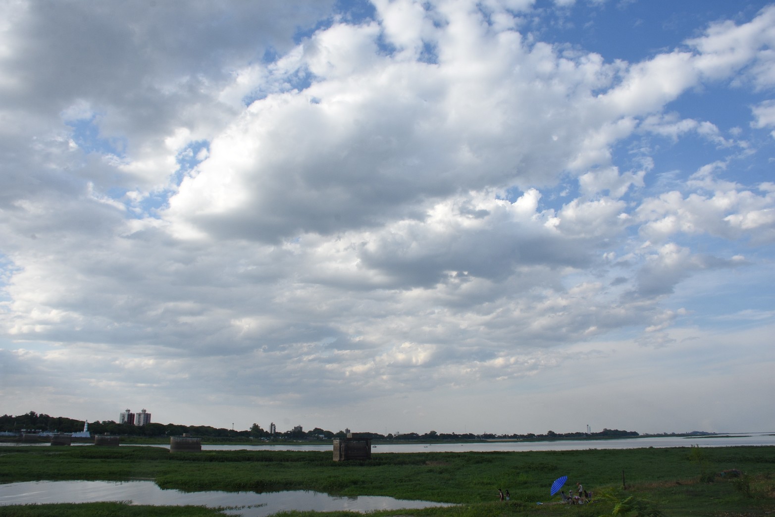 Tarde de playa en el balneario Costanera Este. Foto: Manuel Fabatía