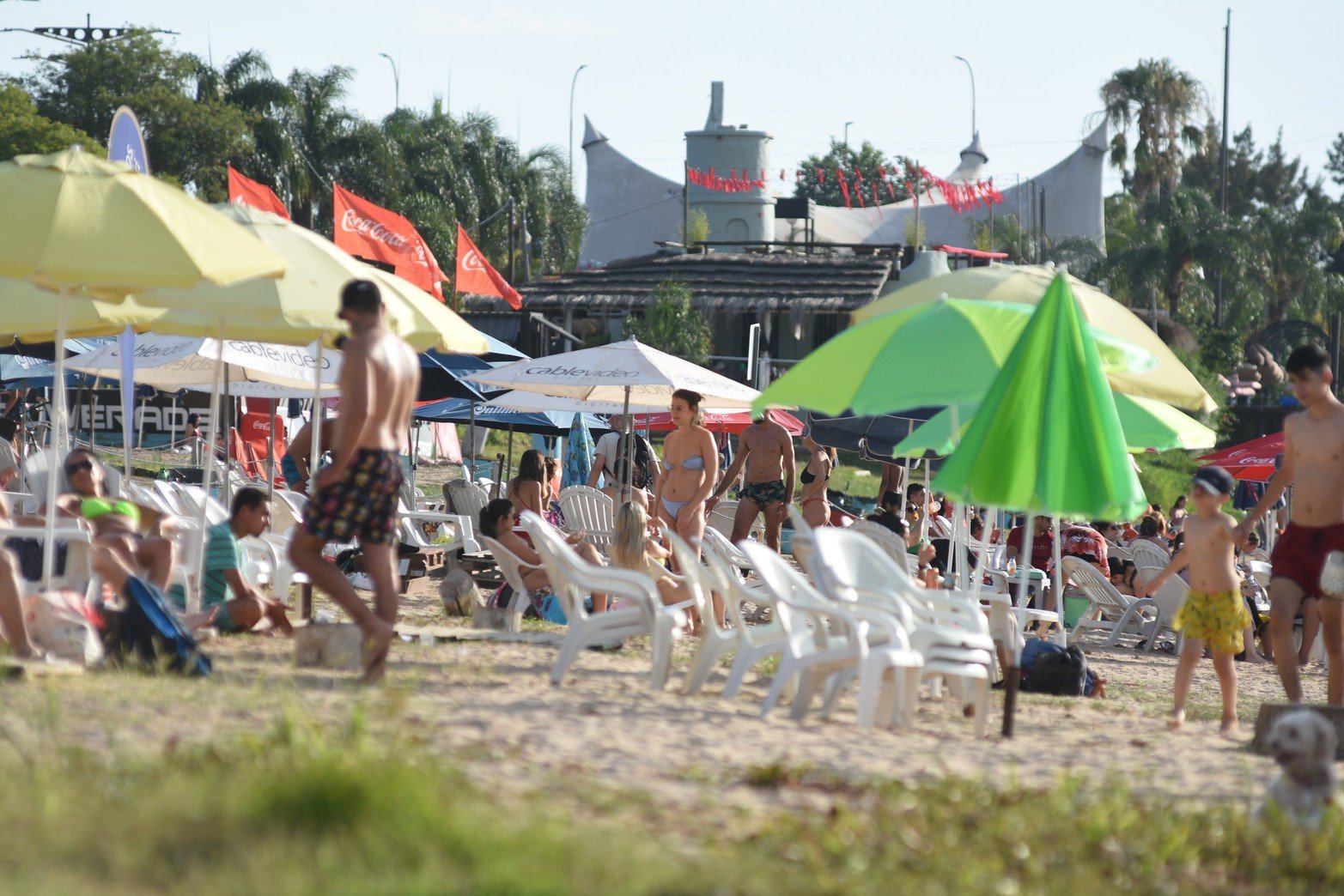 Tarde de playa en el balneario Costanera Este. Foto: Manuel Fabatía