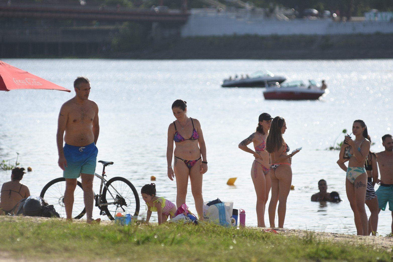 Tarde de playa en el balneario Costanera Este. Foto: Manuel Fabatía