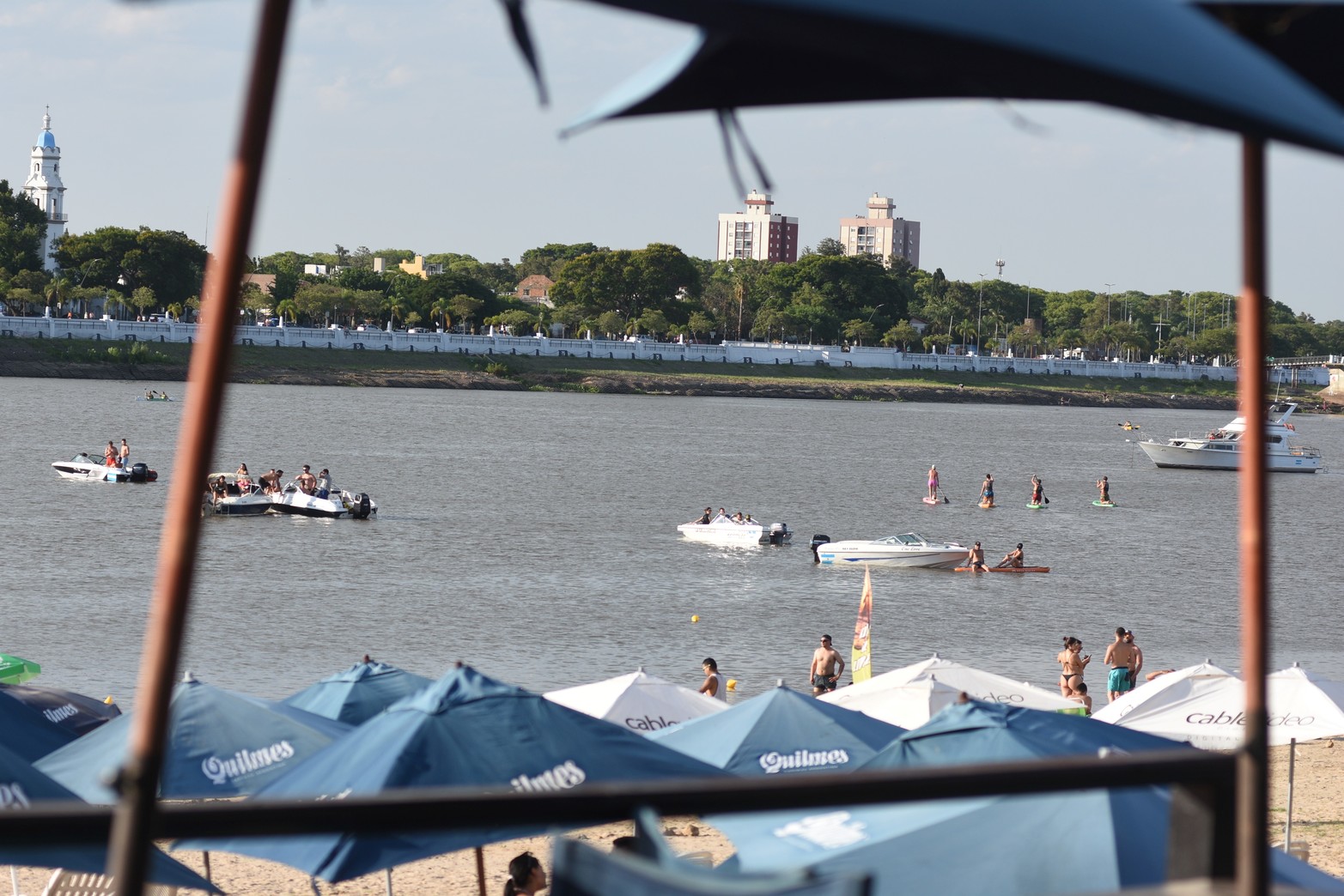 Tarde de playa en el balneario Costanera Este. Foto: Manuel Fabatía